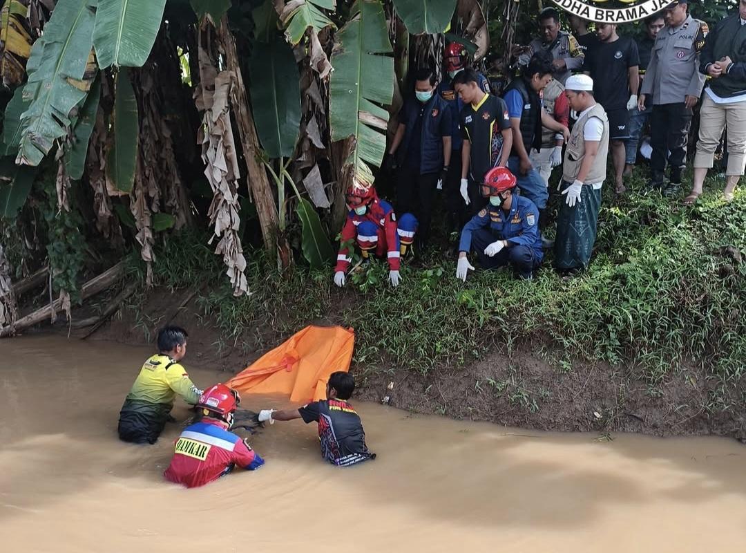 evakuasi-jasad-atau-temuan-mayat-mengapung-di-Sungai-Tuan-Astambul.jpg