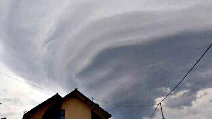 fenomena-awan-mirip-pusaran-angin-t_20161219_221552.jpg