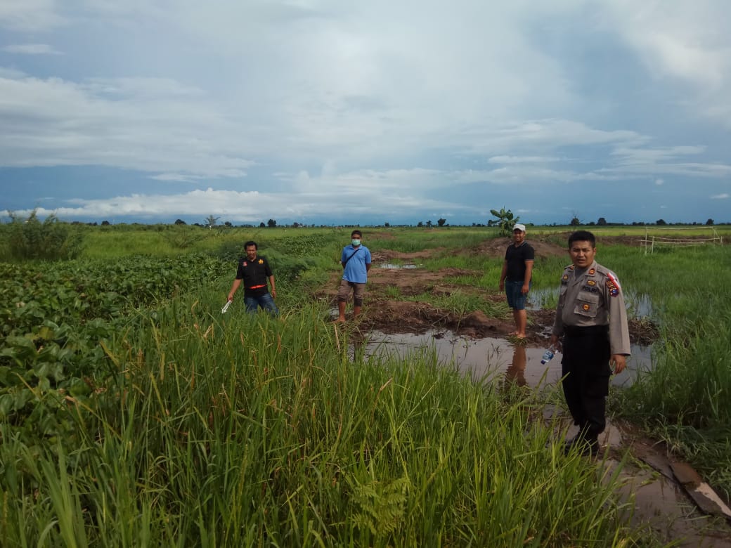 foto-aparat-berwajib-dari-polsek-daha-selatan-saat-berada-di-lokasi-ditemukan-korban.jpg