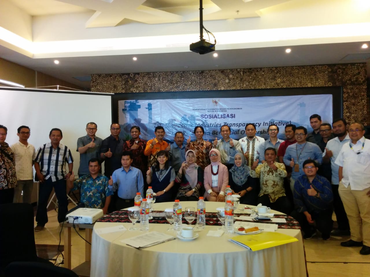 foto-bersama-narasumber-sosialisasi-pelaksanaan-extractive-industries-transparency-initiative-eiti.jpg