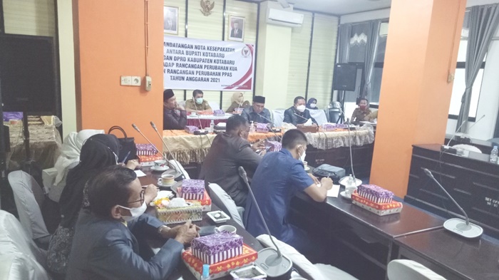 fraksi-dprd-mayoritas-menolak-pemberhentian-tnp-oleh-bkpsdm-kotabaru-senin-30082021.jpg