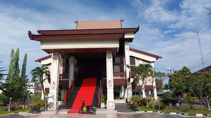 gedung-dprd-provinsi-kalimantan-selatan-di-jl-lambung-mangkurat-banjarmasin-eks-bioskop.jpg