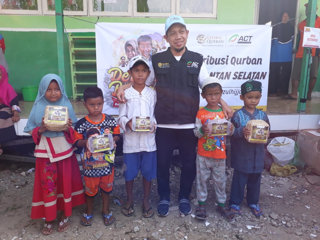 Bertahun-tahun Tak Berkurban, Warga Pulau Bromo Akhirnya Sembelih Sapi, Besek Jadi Pembungkus Daging