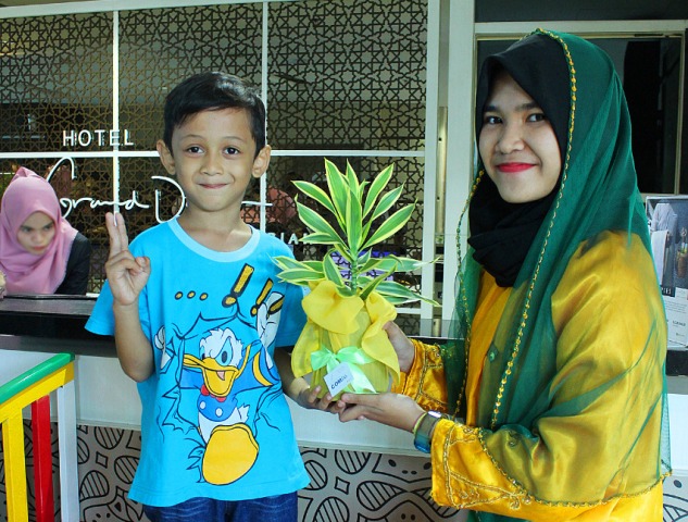 Grand Dafam Q Hotel Banjarbaru Ajak Anak Menabung Pohon