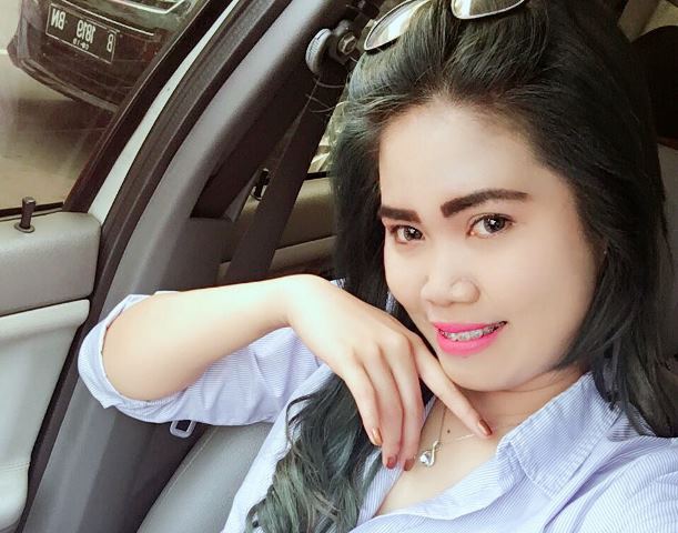 Cewek Ini Merasa Wajib Tampil Cantik Saat Menyanyi, Alasannya?