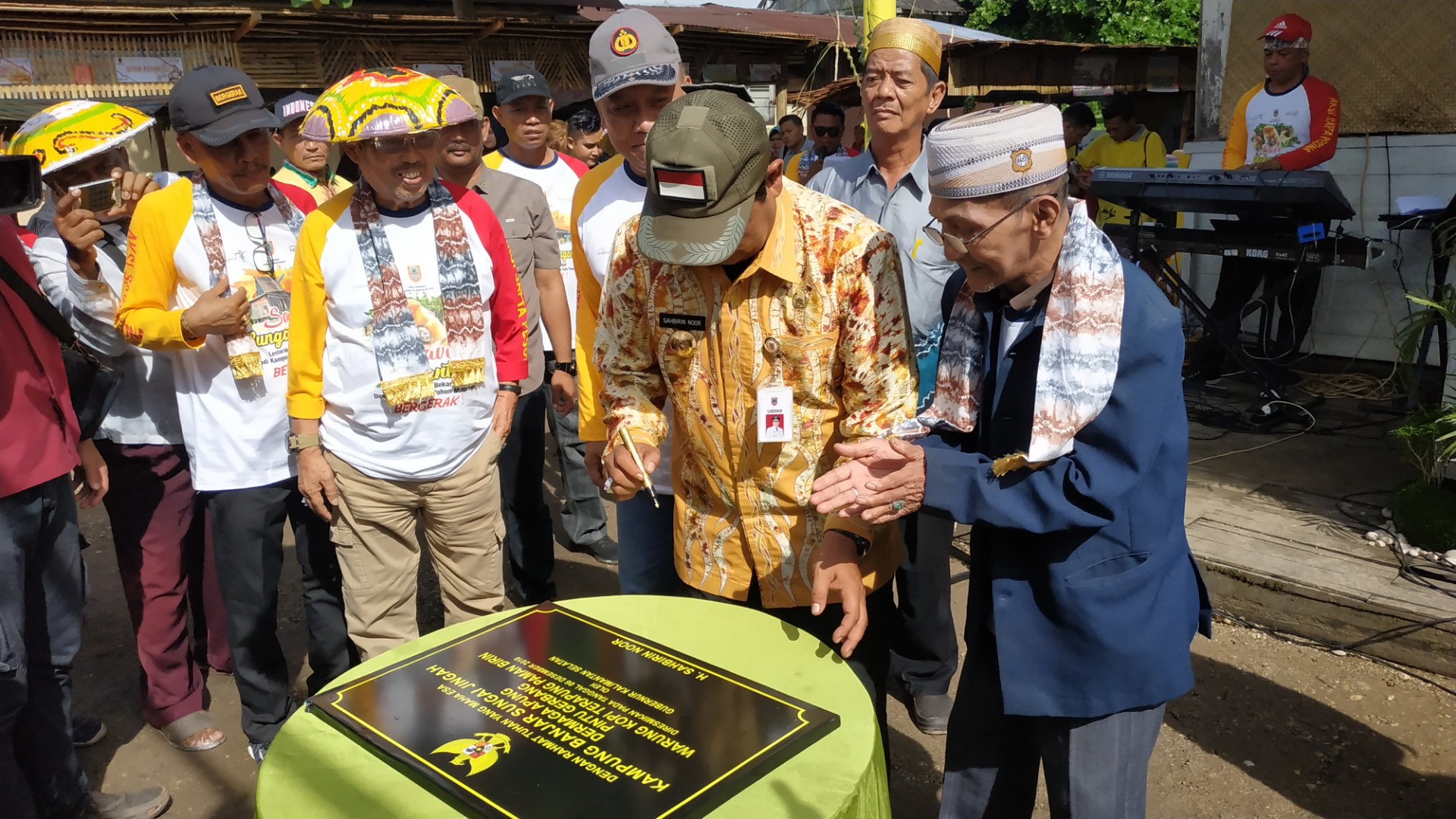 gubernur-kalimantan-selatan-sahbirin-noor-menandatangi-prasastri-kampung-banjar-sungaijingah.jpg