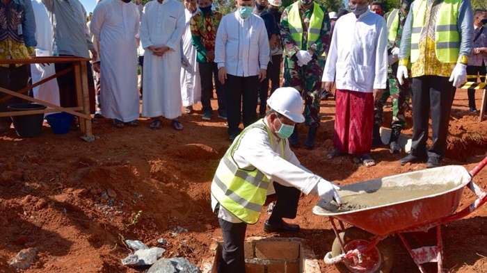 gubernur-kalsel-h-sahbirin-noor-saat-peletakan-batu-pertama-masjid-bambu.jpg