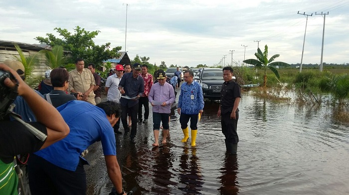 gubernur-kalteng-tinjau-banjir-di-bukitrawi-pulangpisau_20161110_221621.jpg