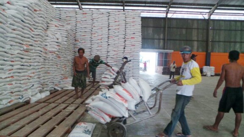 gudang-beras-milik-bulog_20160629_212458.jpg