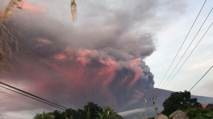 gunung-agung-saat-meletus-minggu-26-november-twitter_20171127_093408.jpg