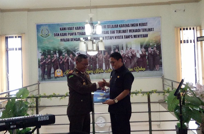 Peringati HUT Adiyaksa ke-59, Pemkab HSS Serahkan Tanah Hibah ke Kejari untuk Rumah Dinas