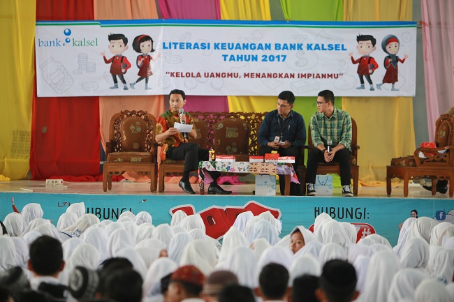 hadir-para-pegawai-bank-kalsel-cabang-utama_20170714_082348.jpg