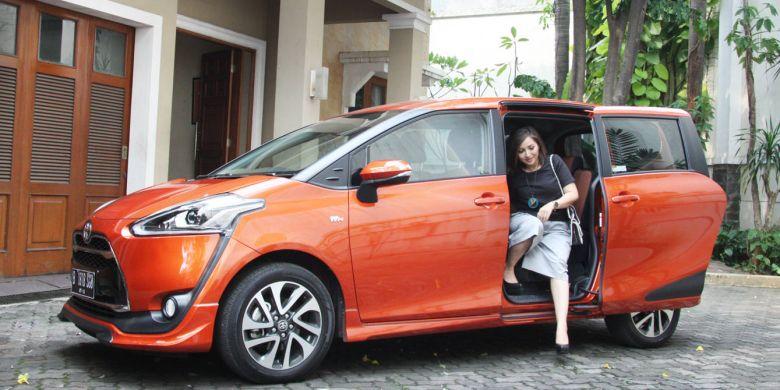hanifa-ambadar-dengan-toyota-sienta_20160726_123959.jpg