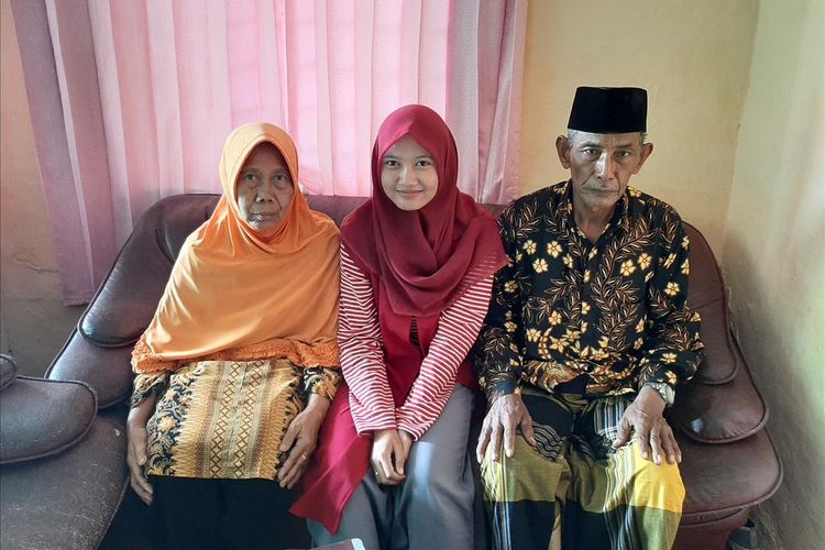 herayati-dan-kedua-orang-tuanya-saat-ditemui-di-kediamannya.jpg