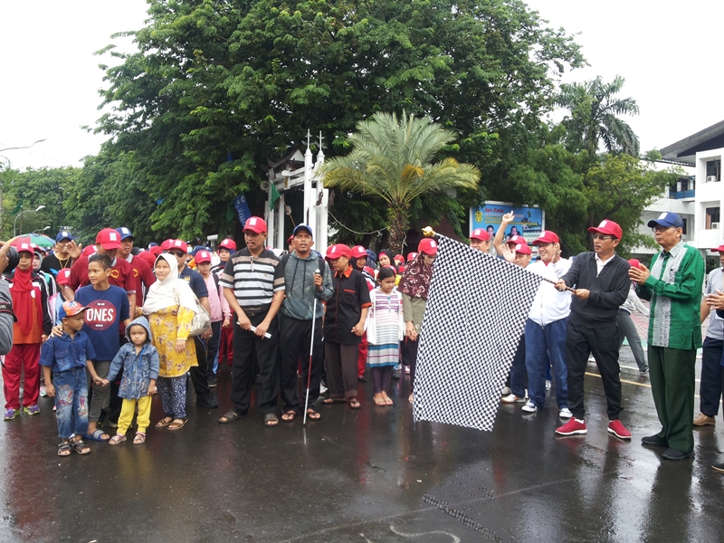 hermansyah-wakil-walikota-banjarmasin-mengibarkan-bendera-start-jalan-disabilitas_20161204_152148.jpg