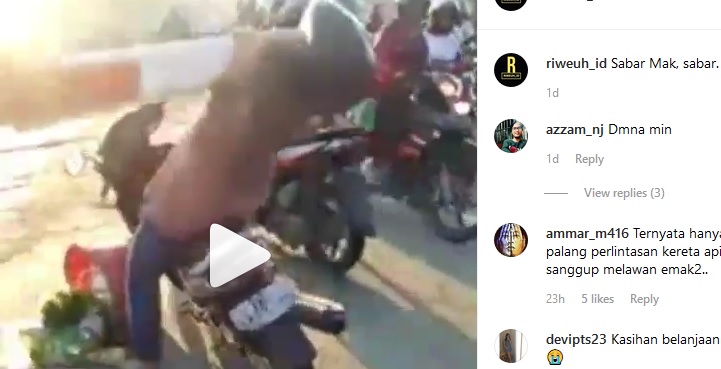 VIDEO VIRAL Emak-emak Terobos Palang Pintu Kereta Api, Satu Orang Terpental dari Sepeda Motornya
