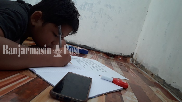 ilustrasi-seorang-anak-sedang-belajar-secara-daring-di-kota-banjarmasin-selasa-2582020.jpg