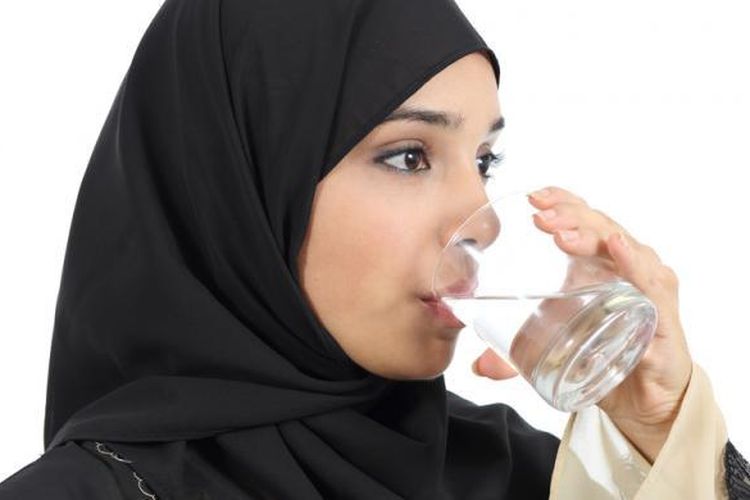ilustrasi-wanita-berjilbab-minum-air-putih.jpg