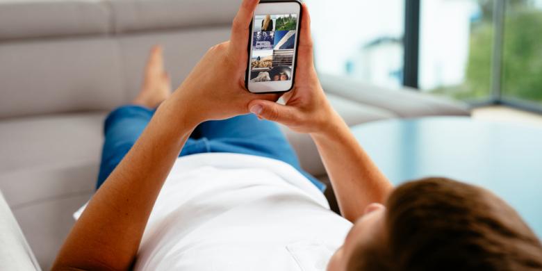 Kebiasaan Generasi Muda Gunakan Ponsel yang Dianggap Mengganggu