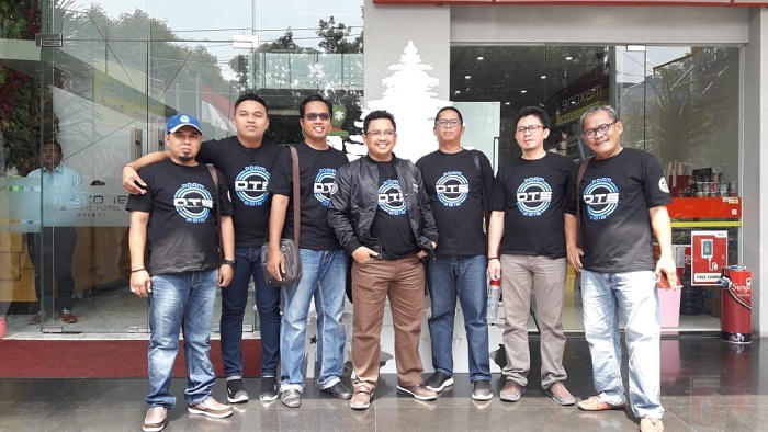 irektur-pdam-kotabaru-noor-ipansyah-tengah.jpg