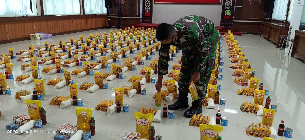Kodim 1010 Rantau Bagikan Sembako di Kepayang dan Dusun Bingkuang Lokpaikat Tapin