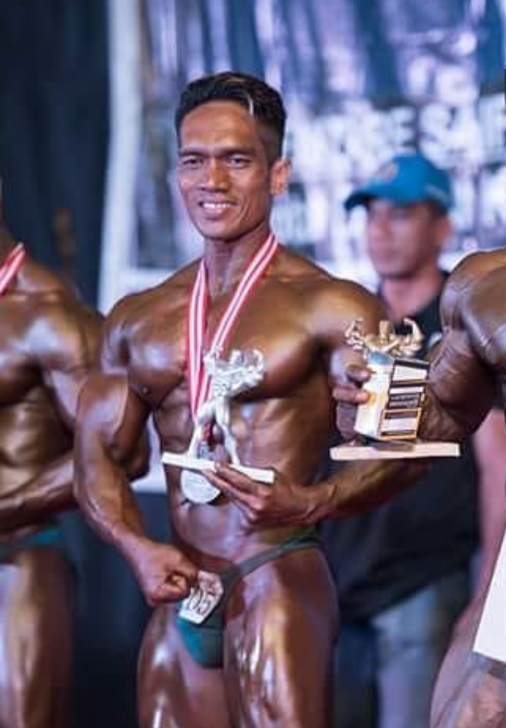 Keksa ayol trusigini yechdi.