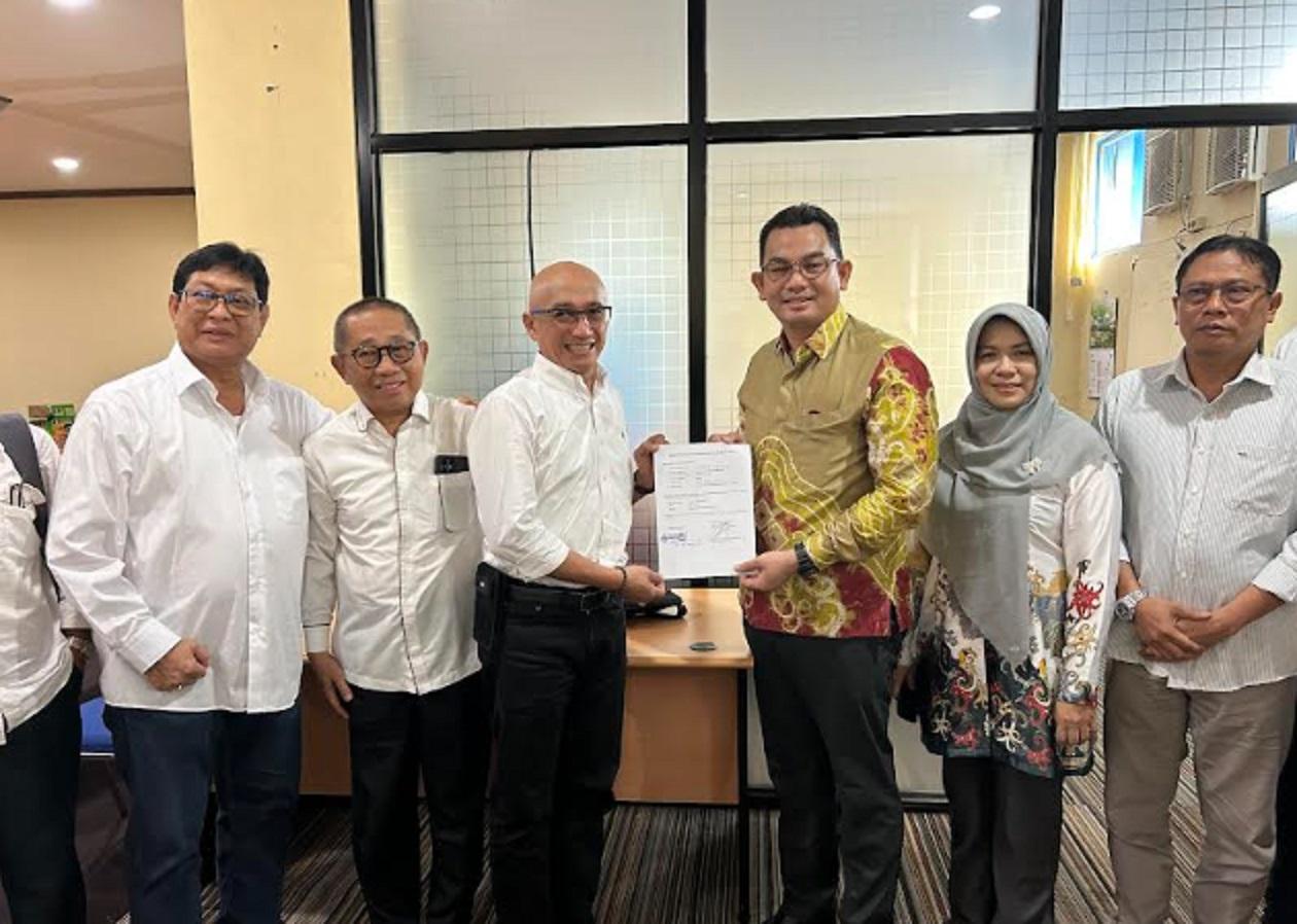 iwan-Aflanie-saat-menyerahkan-berkas-persyaratan-bakal-calon-Rektor-ULM.jpg
