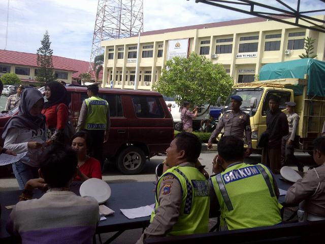 jajaran-direltorat-lalu-lintas-polda-kalsel-dibantu-sabhara-propam-melakukan-razia_20160226_105743.jpg