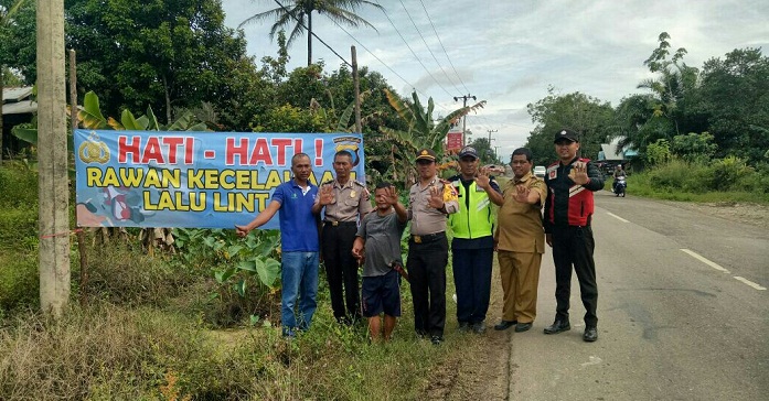 jajaran-polsek-haruai-memasang-tulisan_20180123_093316.jpg
