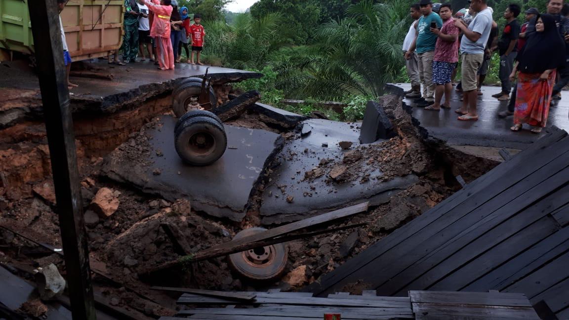 BREAKING NEWS - Jalan Trans Kalimantan Sampit - Pangkalanbun Putus, Ratusan Kendaraan Tertahan