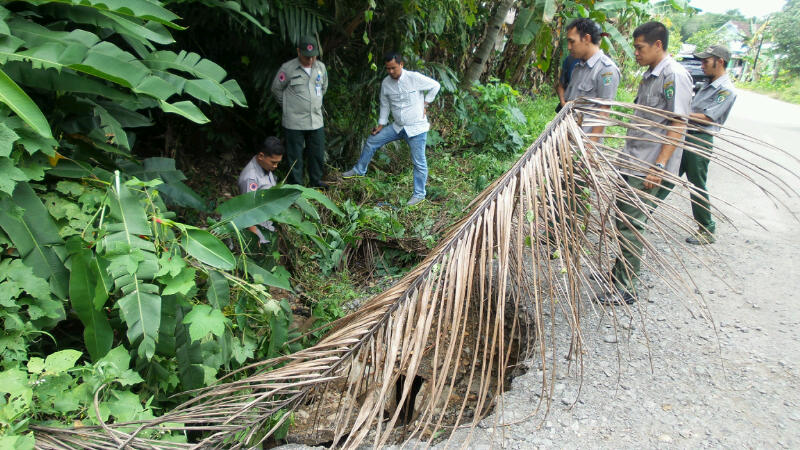 jalan-longsor-kusambi-hilir-balangan_20170308_124402.jpg