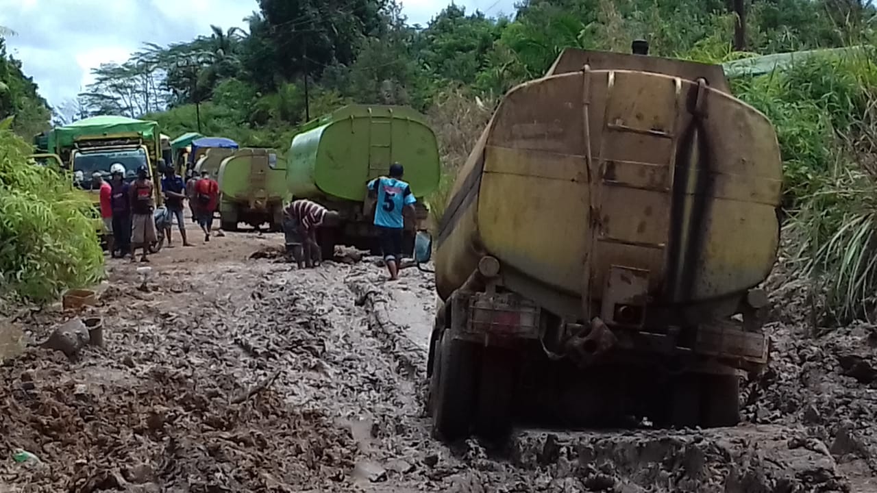 Kerusakan Jalan Penghubung Parenggean-Tumbang Sangai Semakin Parah karena Dilalui Angkutan ini