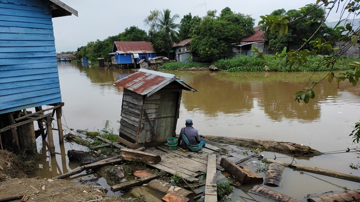 jamban-apung-tempat-babs-yang-masih-banyak-di-sepanjang-sungai-di-hsu.jpg