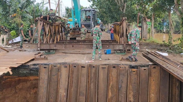 Banjir di Kalsel, Sebagian Jembatan Bailey di Jalan Trans Kalimantan Kabupaten Tala Dipasang
