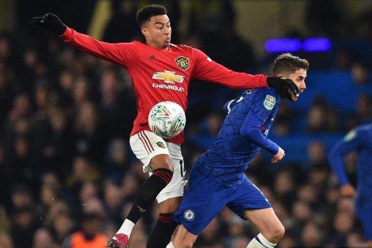 jesse-lingard-dan-billy-gilmour-berduel-pada-pertandingan-chelsea-vs-manchester-united.jpg