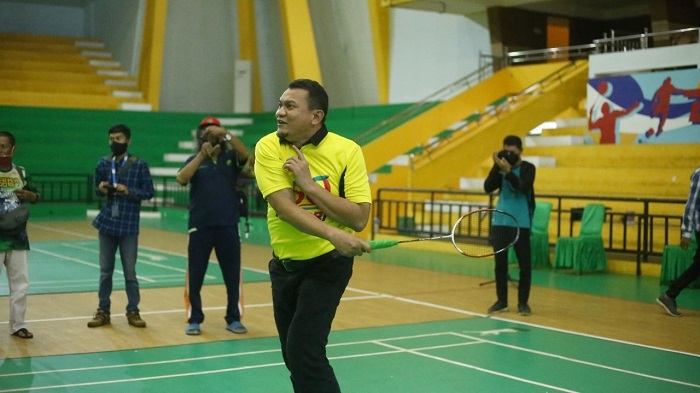 kadispora-kalsel-h-hermansyah-membuka-pertandingan-bulu-tangkis.jpg
