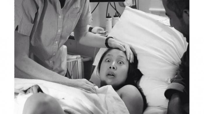 Lihat Reaksi Ibu Ini Saat Melahirkan Anak Pertama, Kaget!