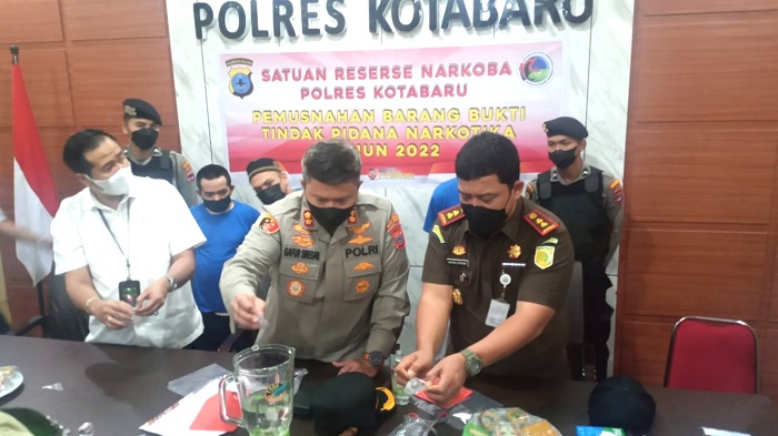 Pemusnahan Narkoba di Polres Kotabaru, Puluhan Gram Sabu Diblender Lalu Dibuang ke Kloset