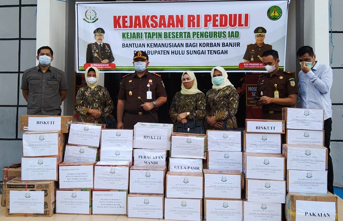 kajari-tapin-bersama-jajaran-saat-melakukan-persiapan-pendistribusian-logistik.jpg