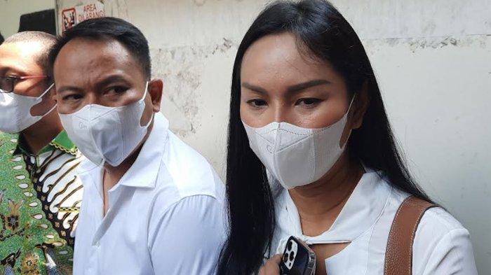 kalina-ocktaranny-bersama-vicky-prasetyo-di-pengadilan-negeri-jakarta-selatan-kamis-2682021.jpg
