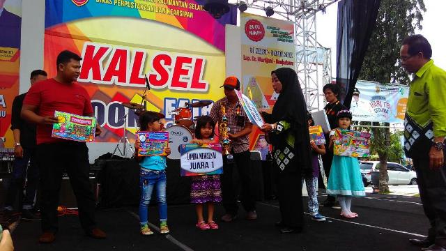 Juarai Lomba Mewarna, Amel Dapat Trofi di Kalsel Book Fair