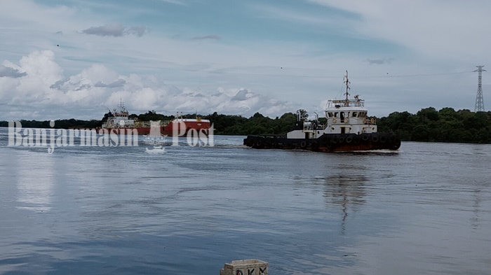 kapal-besi-dengan-tonase-besar-dibantu-kapal-pandu-saat-melewati-sungai-mentaya-kota-sampit.jpg