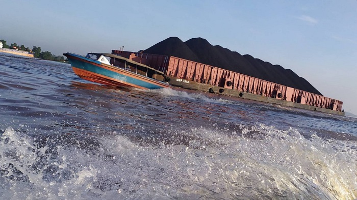 kapal-pengangkut-batu-bara-di-sungai-barito.jpg