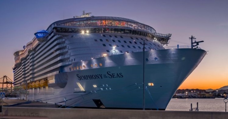 kapal-pesiar-symphony-of-the-seas-saat-berada-di-pelabuhan-malaga-spanyol-shutterstock.jpg