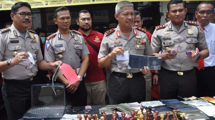 kapolda-jateng-irjen-condro-kirono-menunjukkan-barang-bukti-kasus-pemalsuan-bpkb_20161209_224209.jpg