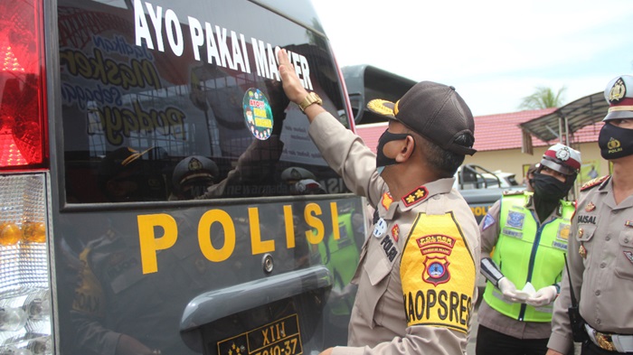 Ajak Masyarakat Patuhi Protokol Kesehatan, Polres Batola Pasang Stiker 'Batola Bermasker' Serentak
