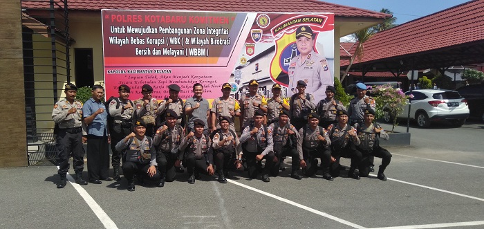kapolres-kotabaru-melepas-15-anggota-yang-bko-ke-polda-kalsel.jpg