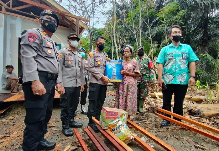 Kunjungi Korban Kebakaran Desa Pampanan, Kapolres Tabalong Salurkan Bantuan