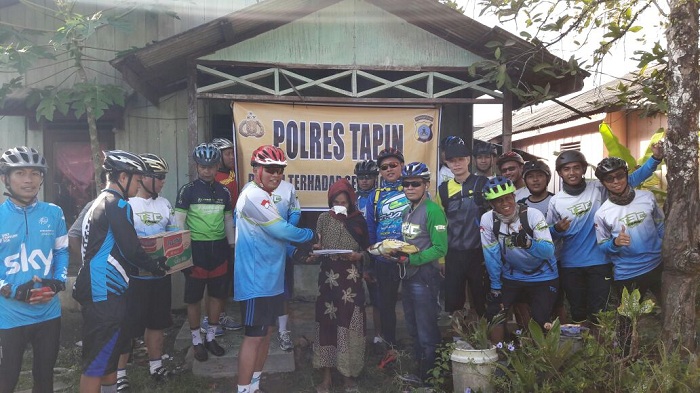 kapolres-tapin-akbp-zulkifli-bersepeda-gunung-seraya-bagi-sembako_20160730_132907.jpg