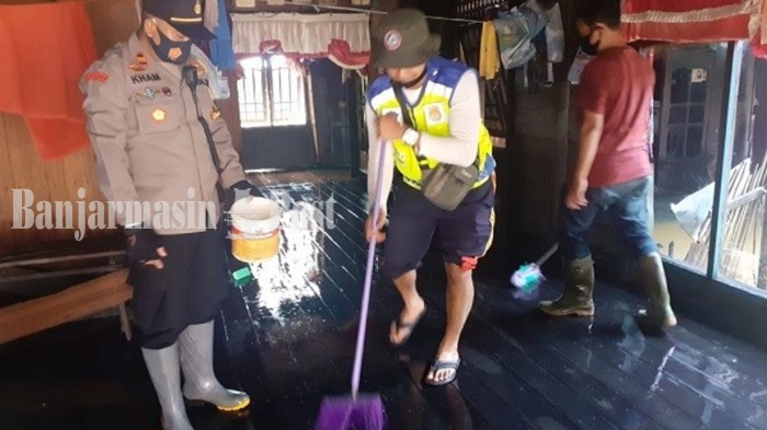 kapolsek-banjarbaru-timur-bhabinkamtibmas-banjir-surut-sungai-tiung-banjarbaru-27122020.jpg
